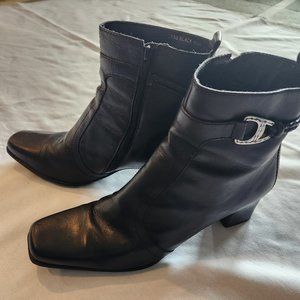 Caressa Woman's Black Ankle Low Heel Boot 9.5
